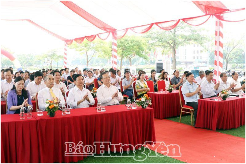 Các đại biểu dự lễ khai trương Trung tâm phục vụ hành chính công tỉnh