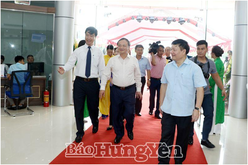 Ngay sau lễ khai trương, các đồng chí lãnh đạo tỉnh thăm Trung tâm phục vụ hành chính công tỉnh