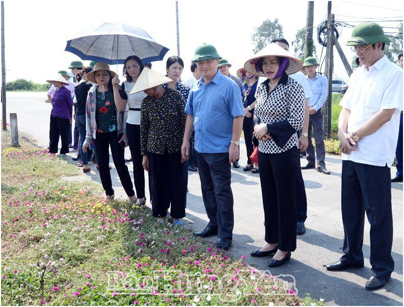 Đồng chí Bí thư Tỉnh ủy Đỗ Tiến Sỹ thăm mô hình tuyến đường hoa tại thôn Phú Cốc, xã Phạm Ngũ Lão (Kim Động)