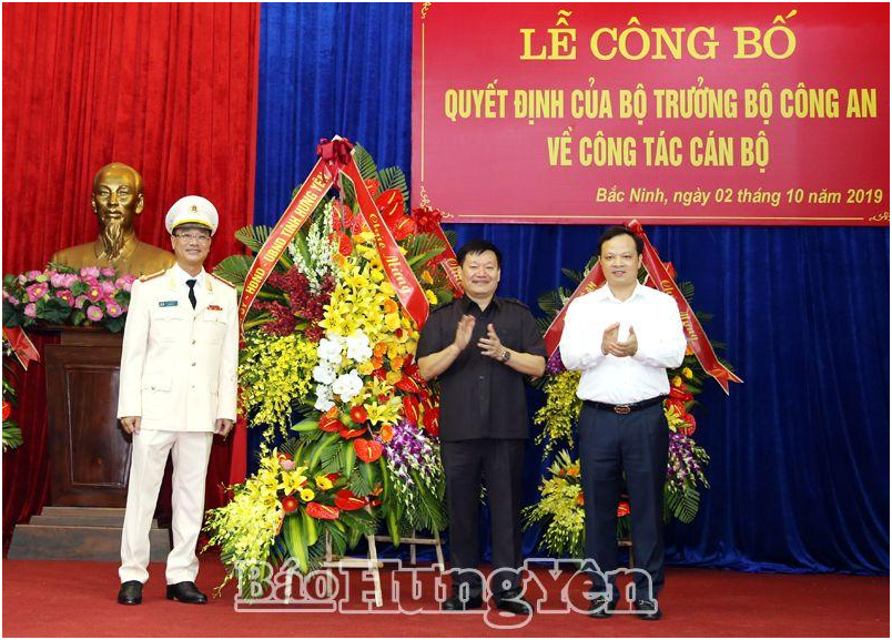 Các đồng chí lãnh đạo UBND tỉnh Hưng Yên tặng hoa chúc mừng Đại tá Phạm Thế Tùng