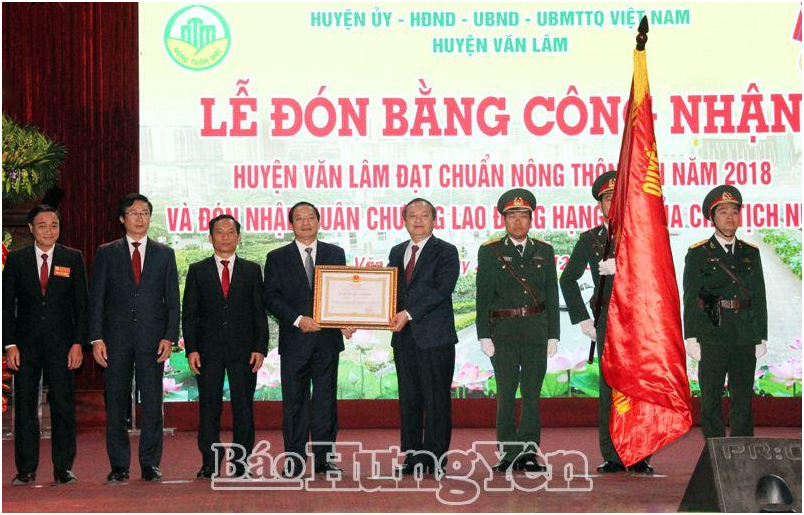 Thừa ủy quyền của Chủ tịch nước, đồng chí Bí thư Tỉnh ủy Đỗ Tiến Sỹ trao Huân chương Lao động hạng Ba tặng nhân dân và cán bộ huyện Văn Lâm