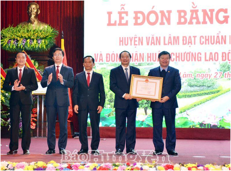 Thừa ủy quyền của Thủ tướng Chính phủ, đồng chí Nguyễn Văn Phóng trao Bằng công nhận đạt chuẩn NTM cho huyện Văn Lâm