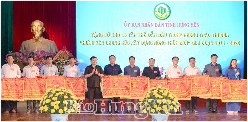 Chủ tịch UBND tỉnh Nguyễn Văn Phóng trao cờ thi đua tặng các tập thể dẫn đầu phong trào thi đua "Hưng Yên chung sức xây dựng NTM" giai đoạn 2011 - 2020