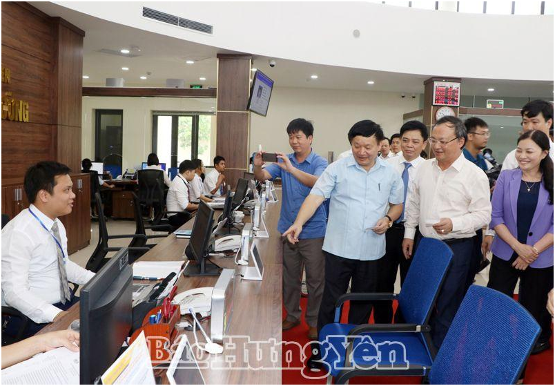 Các đồng chí lãnh đạo tỉnh thăm Trung tâm phục vụ hành chính công tỉnh