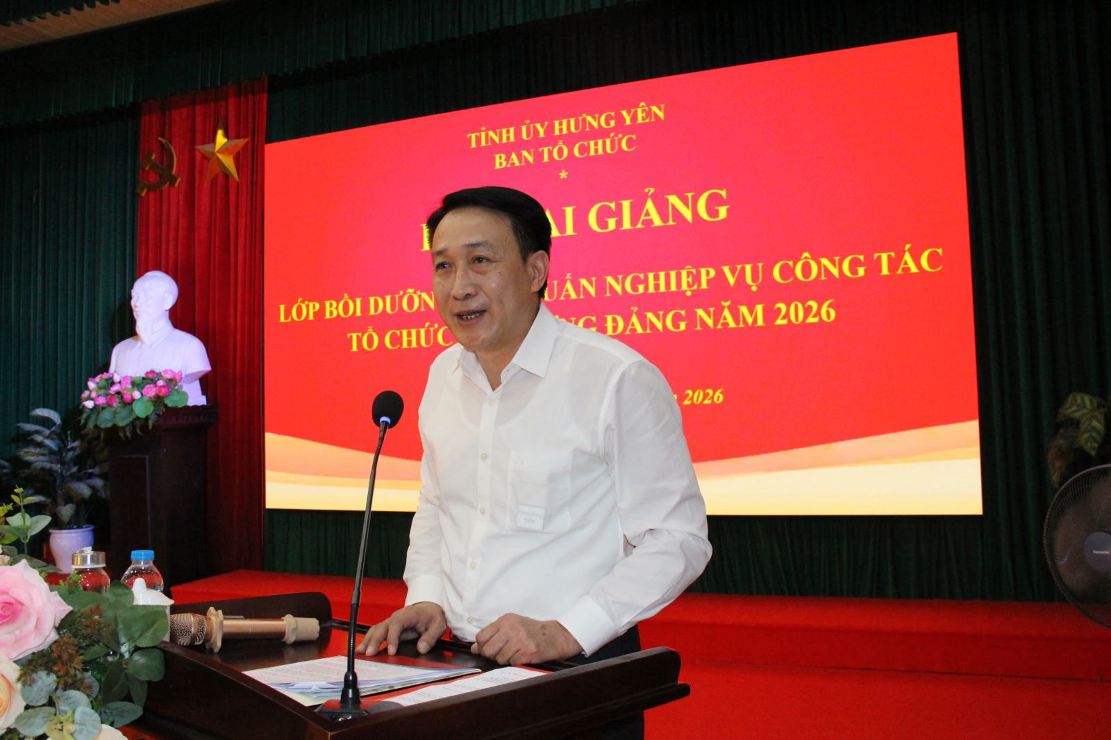 Đồng chí Phạm Văn Khuê, Ủy viên Ban Thường vụ Tỉnh ủy, Trưởng Ban Tổ chức Tỉnh ủy phát biểu Khai giảng (lớp thứ nhất))