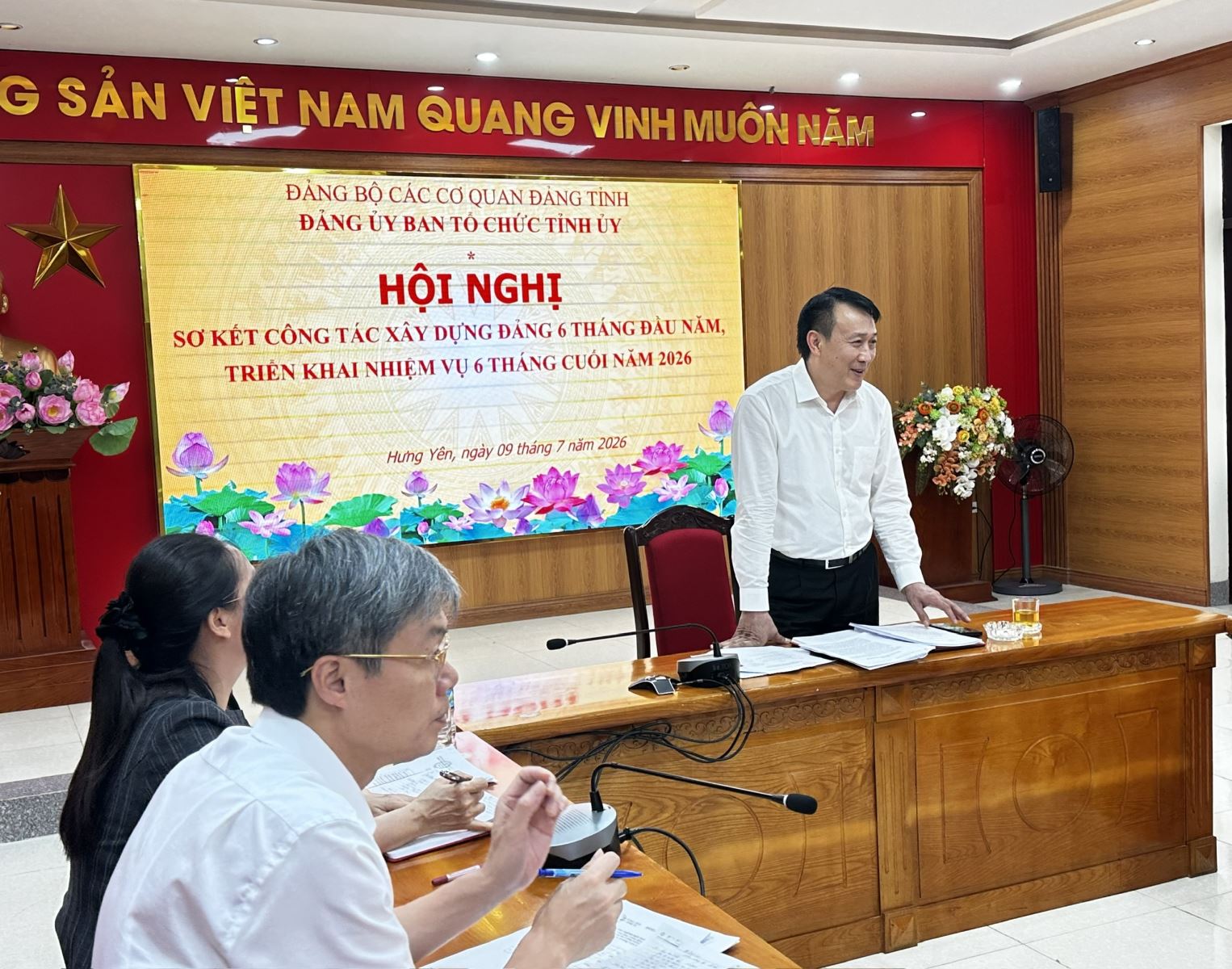 Đồng chí Phạm Văn Khuê, Ủy viên Ban Thường vụ Tỉnh ủy, Bí thư Đảng ủy, Trưởng Ban Tổ chức Tỉnh ủy phát biểu tại hội nghị