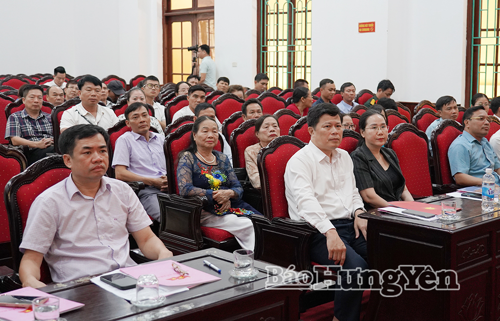 Đồng chí Trần Quốc Toản, Phó Bí thư Thường trực Tỉnh ủy, Chủ tịch Ủy ban MTTQ Việt Nam tỉnh trao Bằng vinh danh người hoạt động cách mạng trước ngày 1/1/1945